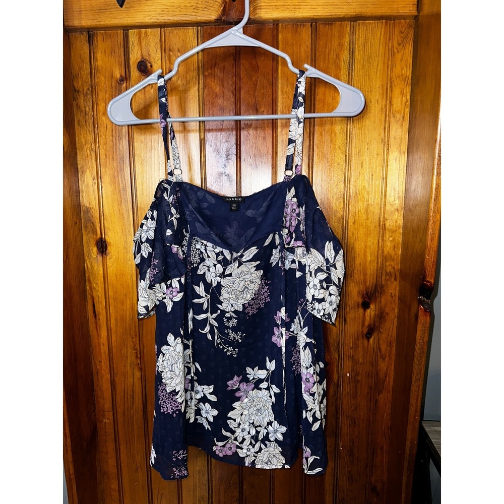 Torrid Navy Floral Cold Shoulder Flutter Sleeve Smocked Top‎ Plus Size 00 - Picture 4 of 6